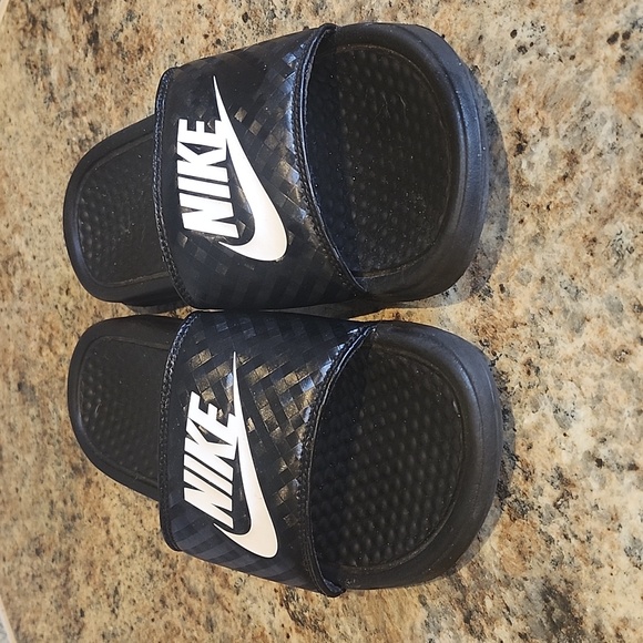 Women’s Nike slides Black And White Size 6 - Picture 1 of 4